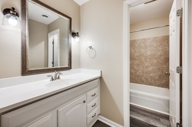 Building Photo - Awesome 2BE/BA townhouse in Bellevue!