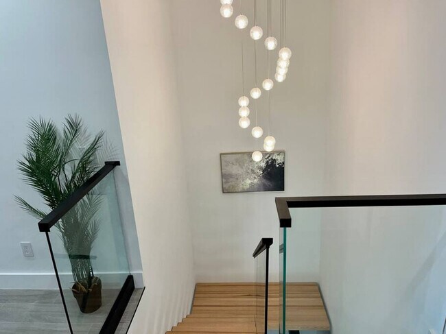 Building Photo - 648 NE 16th Terrace