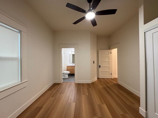 Building Photo - Poplar