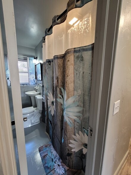 Building Photo - 5321 NE 29th St