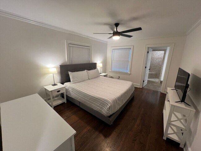 Building Photo - 616 W 63rd St