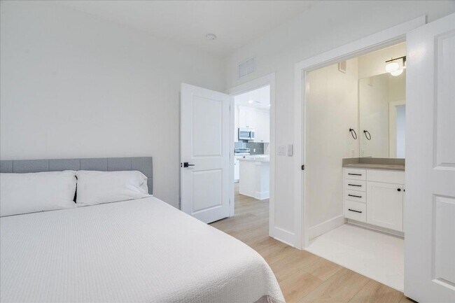 Building Photo - 3000 Duval St