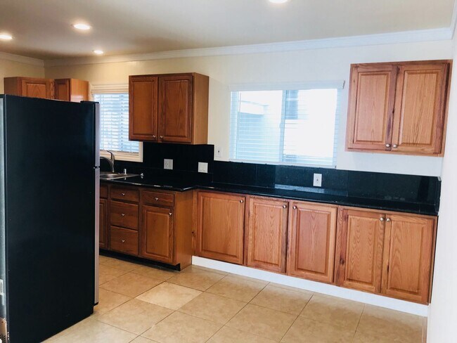 Building Photo - Ground Level Home La Jolla Village! Washer, Dryer, Parking, Upgraded Appliances! Walk to beaches!