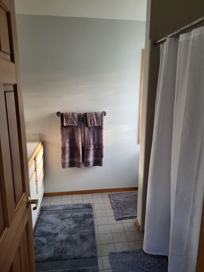Building Photo - FULLY FURNISHED - 3 Bed 3 Full bath-office...