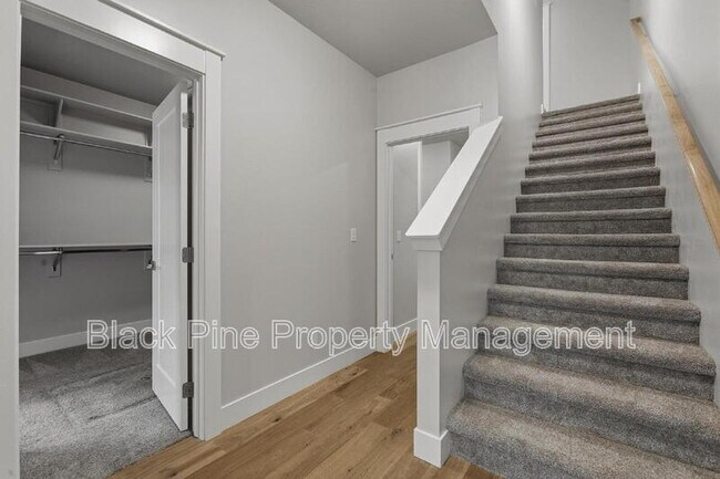 Building Photo - 3761 W Renhold Dr