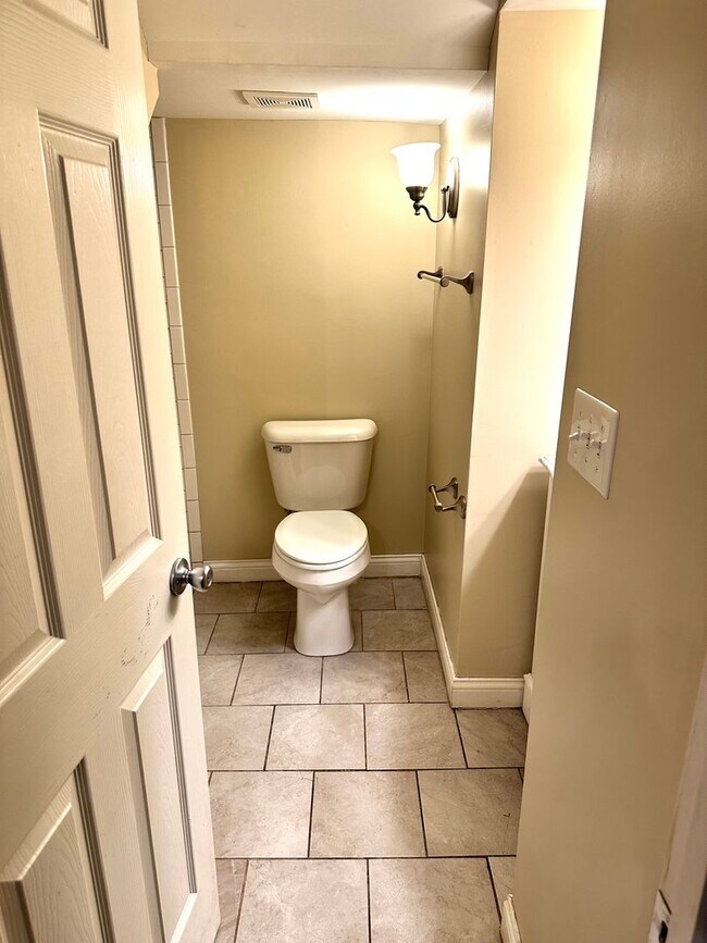 Building Photo - Renovated Germantown House in Great Location