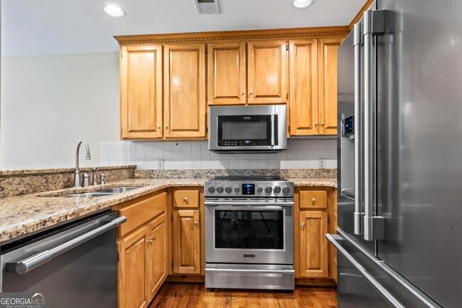 Building Photo - 1043B Clubhouse Ln