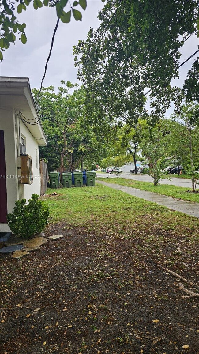 Building Photo - 1004 NW 3rd Ave