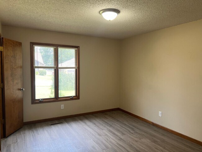Building Photo - 3 Bed / 2 Bath in south Central Springfield