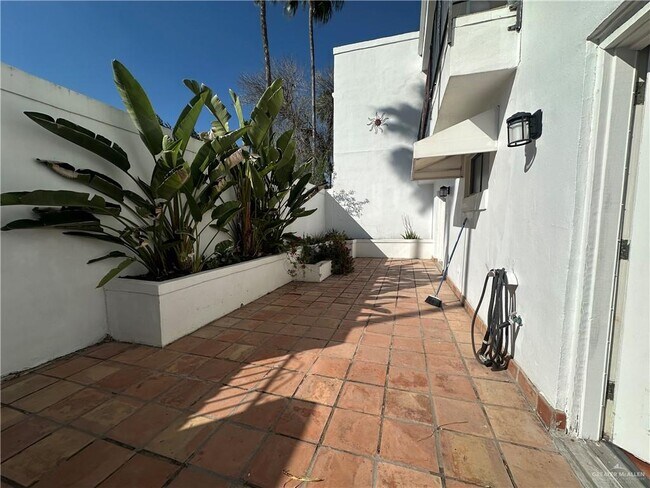 Building Photo - 22 1st Ln Ct