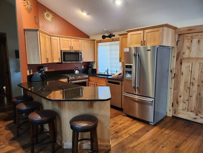 Building Photo - Seasonal Rental - Available through April 30, 2026