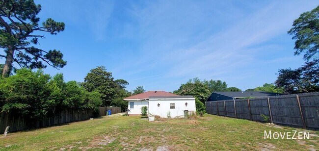 Building Photo - 210 Oakcrest Dr