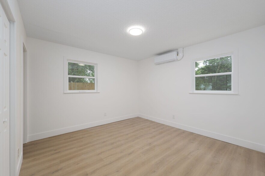 Building Photo - 8514 Oak Leaf Rd