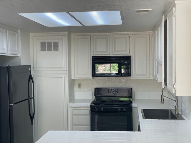 Building Photo - Great Location in Lake Forest