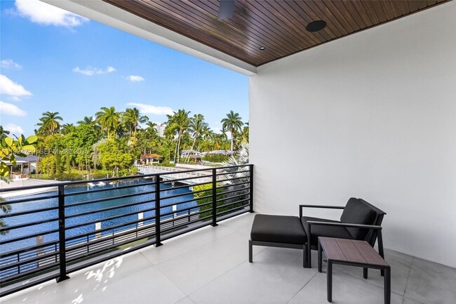 Building Photo - 895 NE 76th St