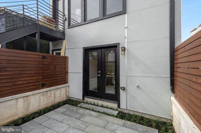 Building Photo - Columbia Heights 2BR 2BA w/Parking & Private Patio Garden