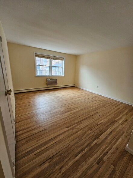 Building Photo - 605 Grove St