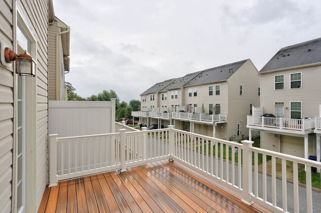 Building Photo - 3BR, 3BA, 1-Car Garage Townhome in Howard Square