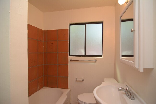 Building Photo - Charming 3 Bedroom 2 Bath House! Central T...