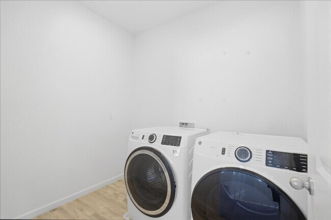 Building Photo - 1229 Rojo St