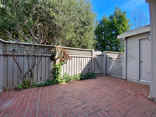 Building Photo - Updated 2 Bed 2 Story Napa Valley Club Con...