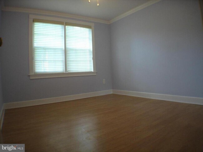 Building Photo - 806 S Arlington Mill Dr