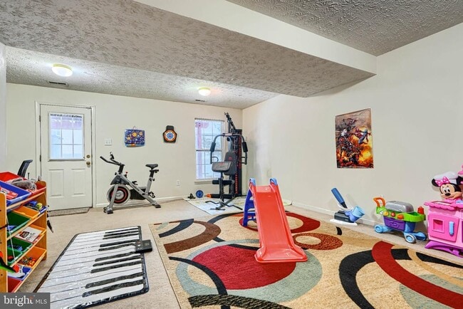 Building Photo - 10 Bluestem Ct