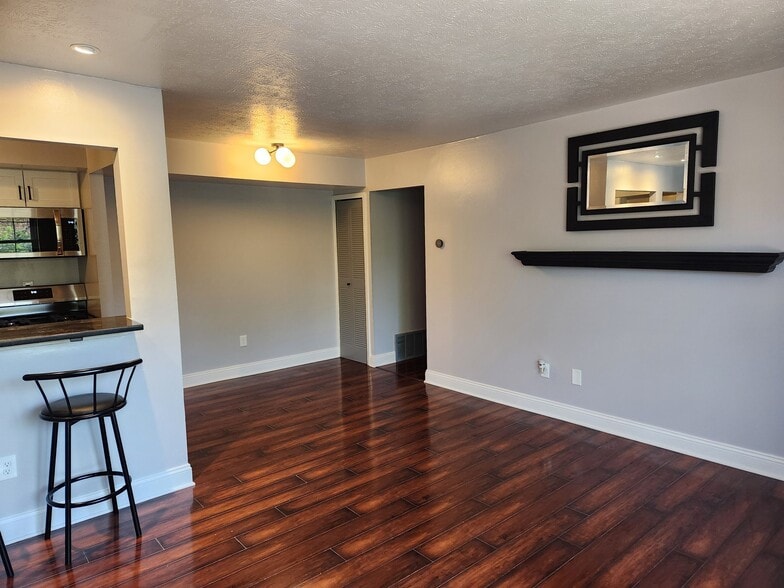 Building Photo - 4779 Columbia Rd