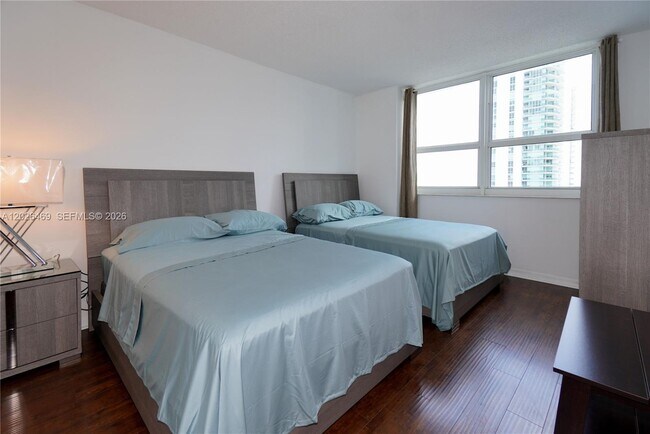 Building Photo - 1155 Brickell Bay Dr