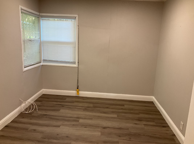 Building Photo - 2 bedroom 1 bath Duplex unit w/remodeled k...