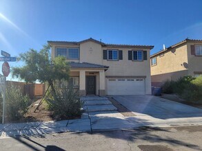 Building Photo - Spacious 5 bed 2.5 bath 2 story home with ...