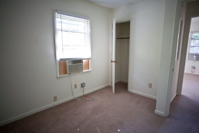 Building Photo - Live in a historic house close to UNC - Cameron-McCauley Historic District!