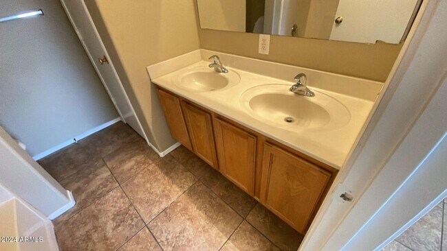 Building Photo - 7381 W Palo Verde Dr