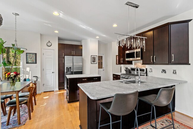 Building Photo - Charming Home on Large Lot in Chapel Hill!