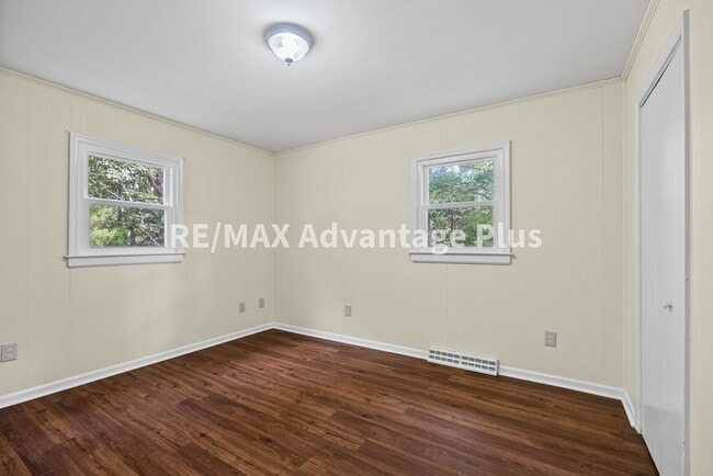 Building Photo - 3-Bedroom Home in Private Setting Minutes ...