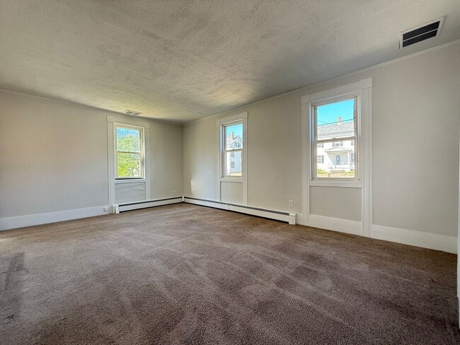 Building Photo - 208 Main St