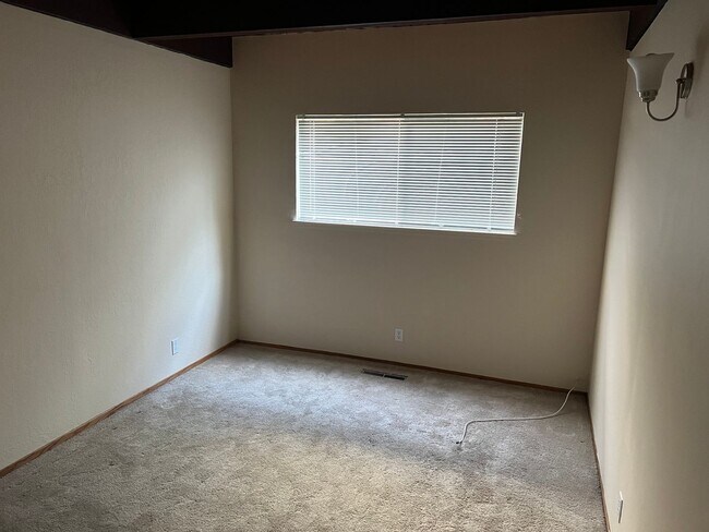 Building Photo - Mid-Century Hayward Home For Rent