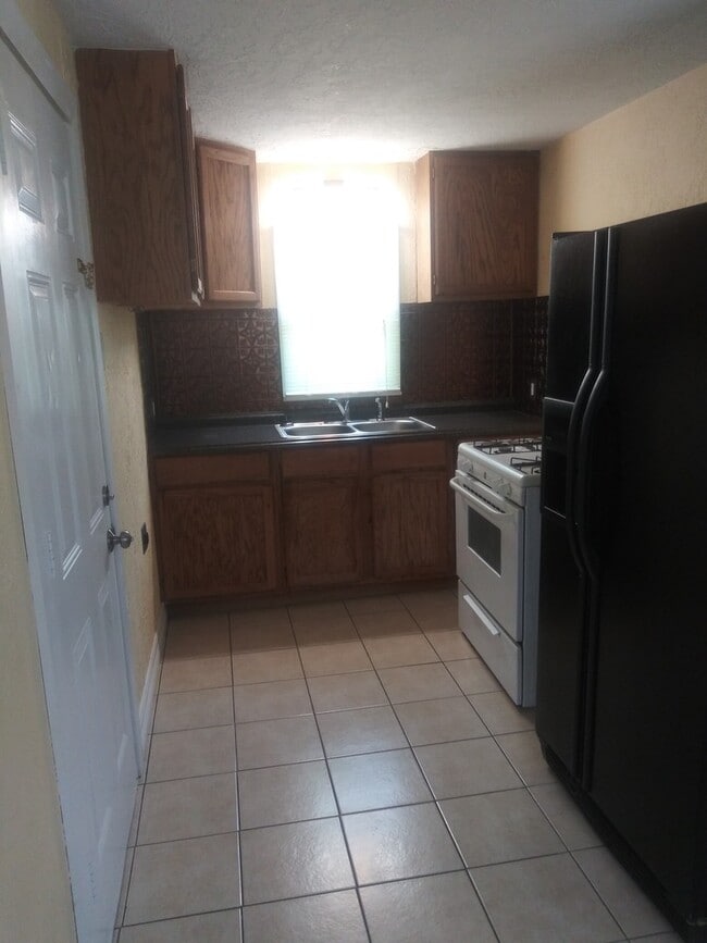 Building Photo - Cute and affordable 2/1 Large master WATER PAID BY OWNER