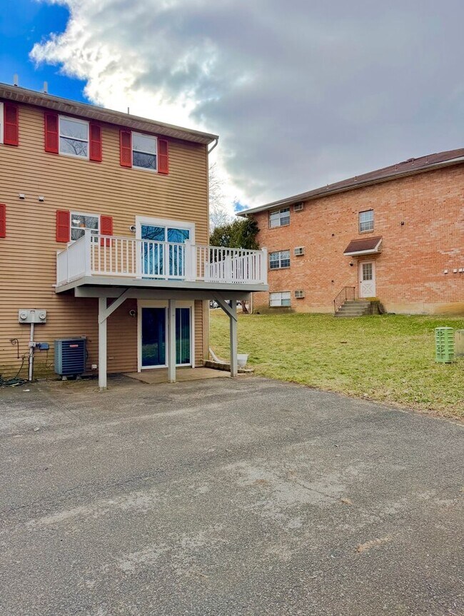 Building Photo - COMPLETELY REMODELED THREE BEDROOM Twin