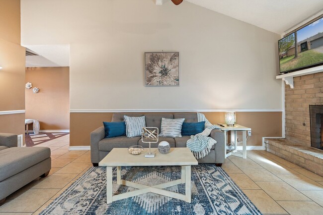 Building Photo - Captivating 3-Bedroom Escape with Private Deck & HOA Pool Access in Grand Prairie!