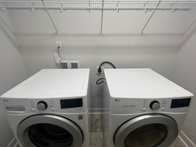 Building Photo - Breathtaking 4 Bedroom, 2 1/2 Bathroom House in Winston Salem, NC!