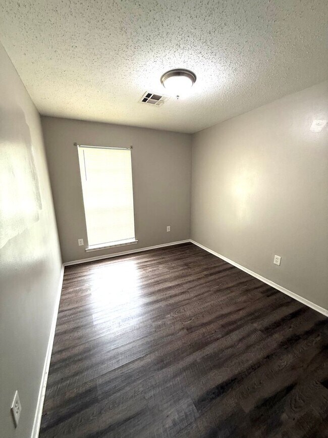 Building Photo - 5712 Roxboro Dr