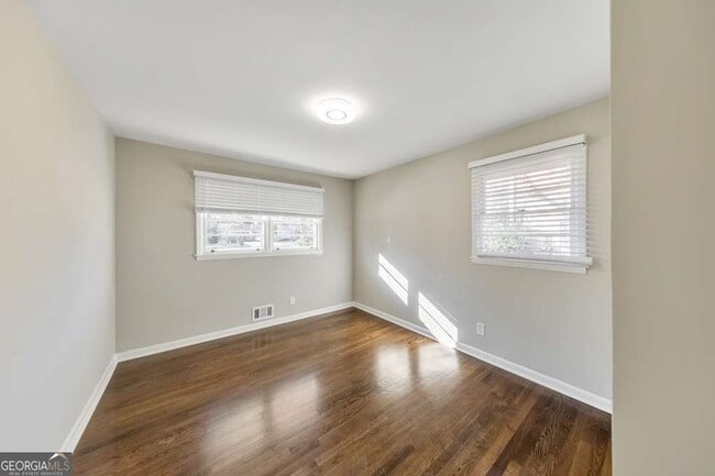 Building Photo - 909 Rosedale Dr