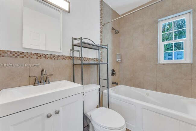 Building Photo - 1639 Hayes St