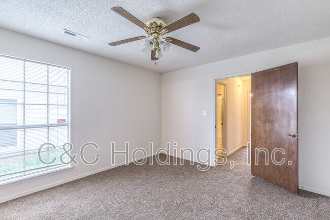 Building Photo - 304 W Quantico St