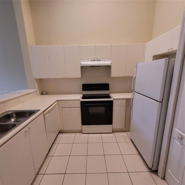 Building Photo - 1666 SE 27th Ct