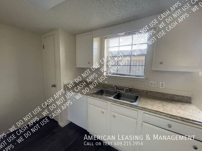 Building Photo - 2-Bedroom West End Town Home Available for...