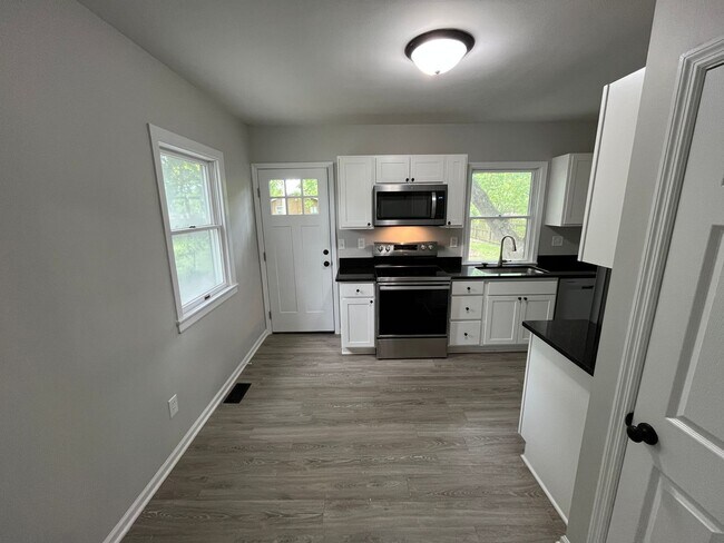 Building Photo - **REMODELED 2-BEDROOM HOUSE IN NORTH COLUMBUS!!**