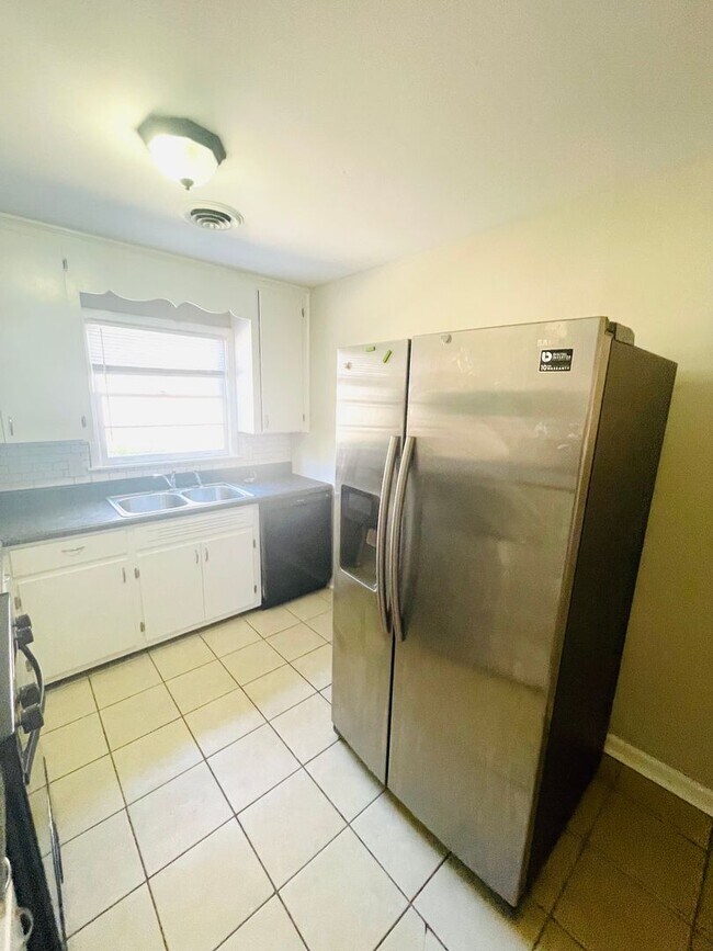 Building Photo - 1104 Fairfax Ct