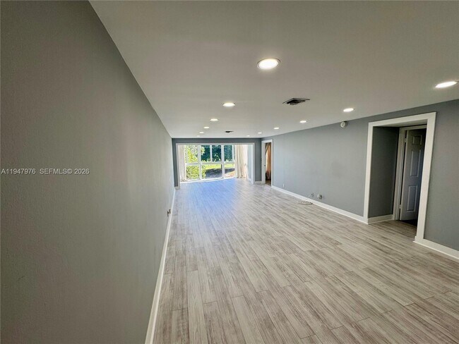 Building Photo - 3300 N Palm Aire Dr